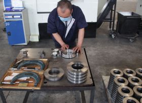 通用發(fā)動機活塞現(xiàn)場質(zhì)檢